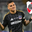 Lucas Cepeda celebrando un gol por Colo-Colo, junto al escudo de River Plate.