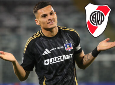 Lucas Cepeda celebrando un gol por Colo-Colo, junto al escudo de River Plate.