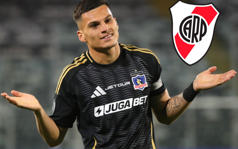 Lucas Cepeda celebrando un gol por Colo-Colo, junto al escudo de River Plate.
