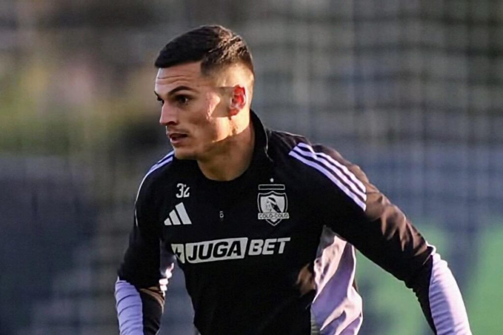 Lucas Cepeda con indumentaria de Colo-Colo durante un entrenamiento en el Estadio Monumental.