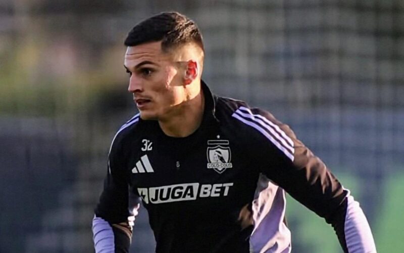 Lucas Cepeda con indumentaria de Colo-Colo durante un entrenamiento en el Estadio Monumental.