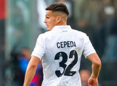 Lucas Cepeda de espalda con la camiseta conmemorativa por el Centenario de Colo-Colo.