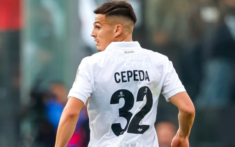 Lucas Cepeda de espalda con la camiseta conmemorativa por el Centenario de Colo-Colo.