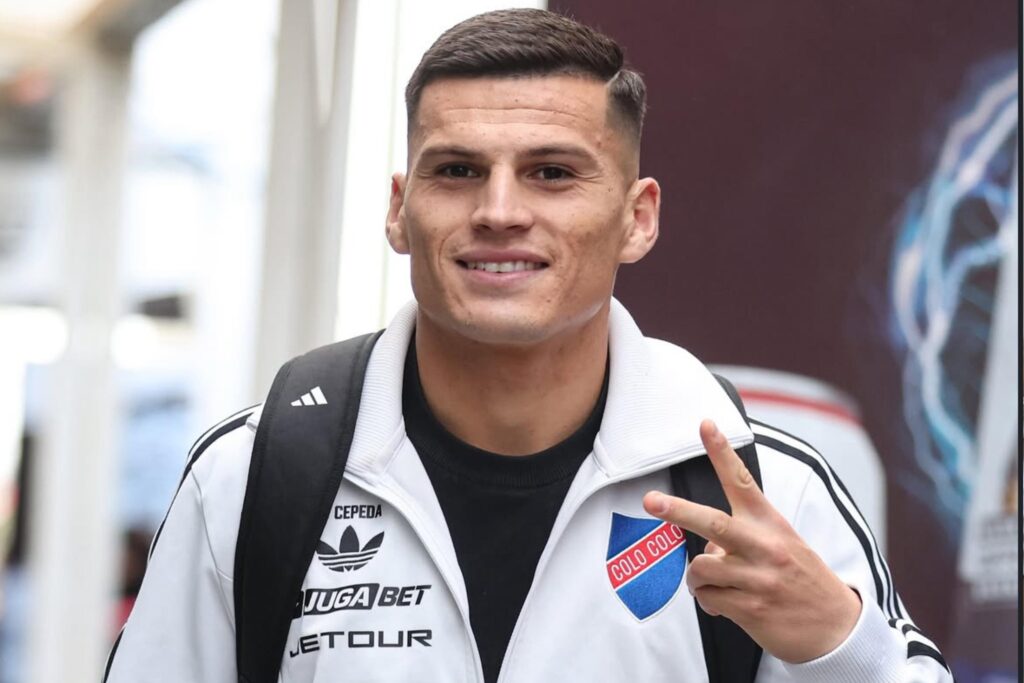 Lucas Cepeda ingresando al Estadio Monumental con indumentaria de Colo-Colo.