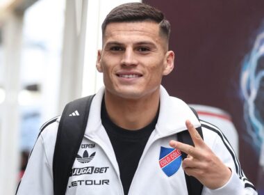 Lucas Cepeda ingresando al Estadio Monumental con indumentaria de Colo-Colo.
