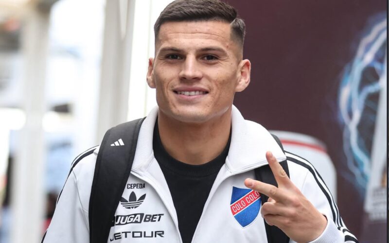 Lucas Cepeda ingresando al Estadio Monumental con indumentaria de Colo-Colo.