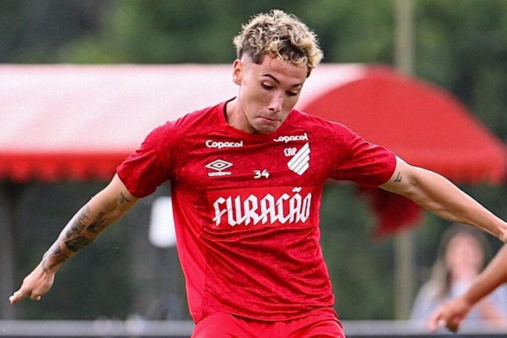 Luciano Arriagada en el entrenamiento de Athletico Paranaense.