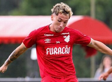 Luciano Arriagada en el entrenamiento de Athletico Paranaense.