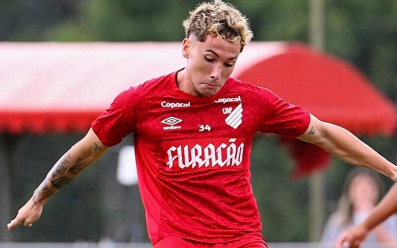 Luciano Arriagada en el entrenamiento de Athletico Paranaense.