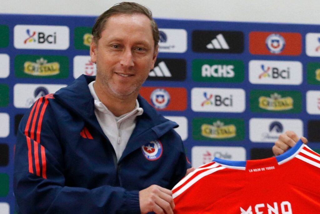 Luis Mena asumiendo La Roja Femenina