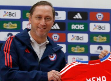 Luis Mena asumiendo La Roja Femenina