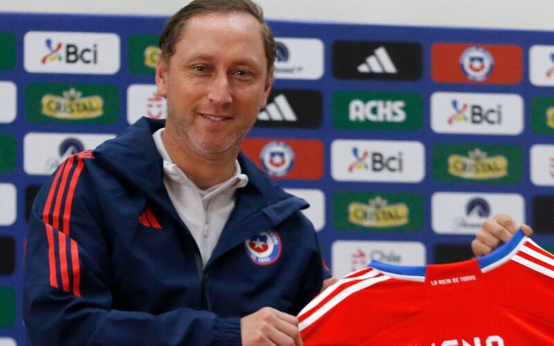 Luis Mena asumiendo La Roja Femenina