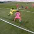 Maximiliano Falcón despejando un balón sobre la línea con Inter Miami.