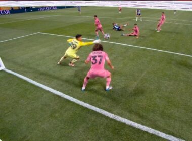 Maximiliano Falcón despejando un balón sobre la línea con Inter Miami.
