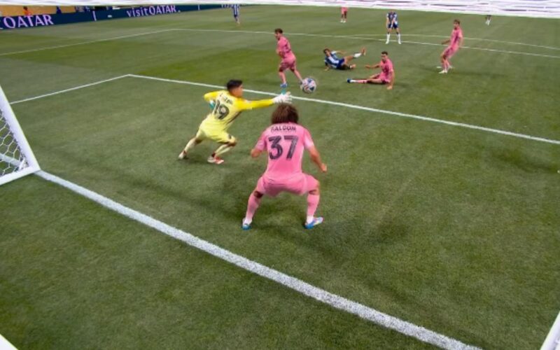 Maximiliano Falcón despejando un balón sobre la línea con Inter Miami.