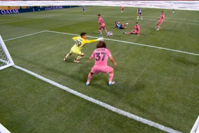 Maximiliano Falcón despejando un balón sobre la línea con Inter Miami.