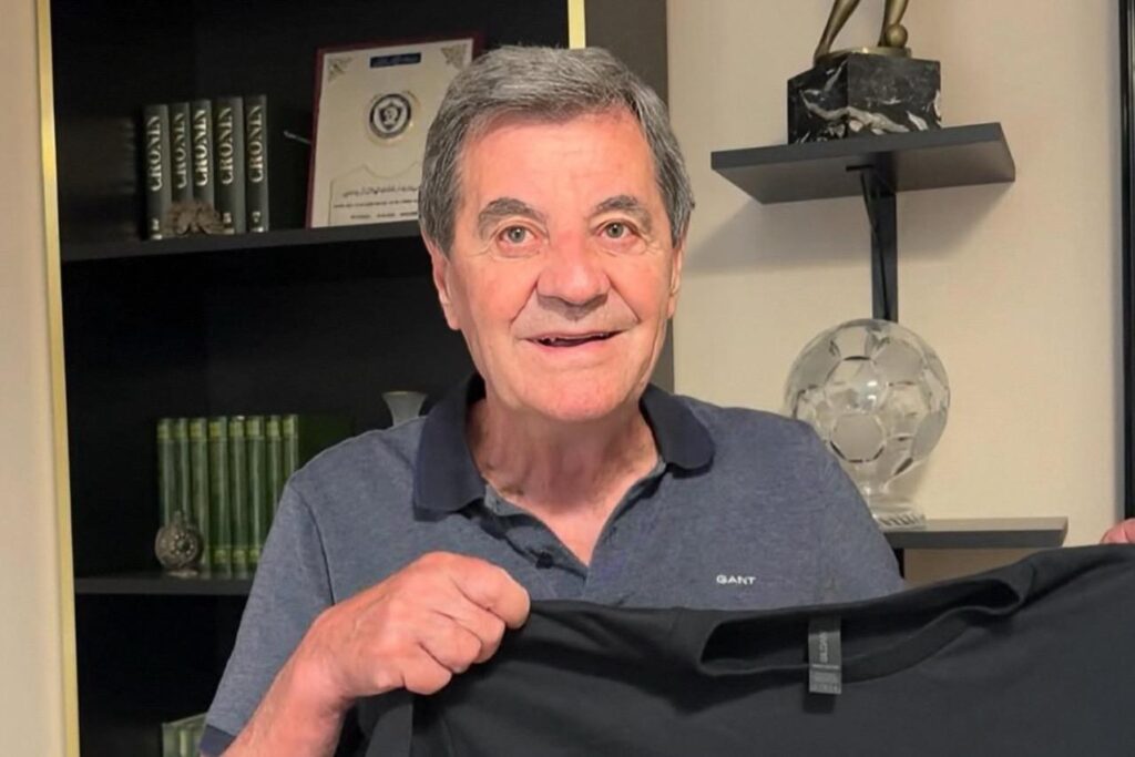 Primer plano a Mirko Jozic recibiendo una camiseta del Club Social y Deportivo Colo-Colo.
