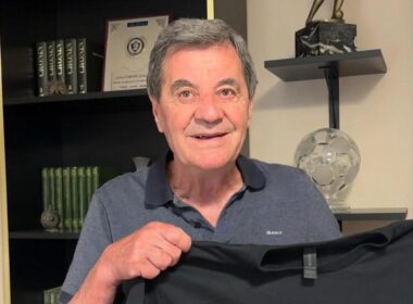 Primer plano a Mirko Jozic recibiendo una camiseta del Club Social y Deportivo Colo-Colo.