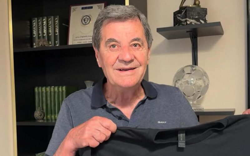 Primer plano a Mirko Jozic recibiendo una camiseta del Club Social y Deportivo Colo-Colo.