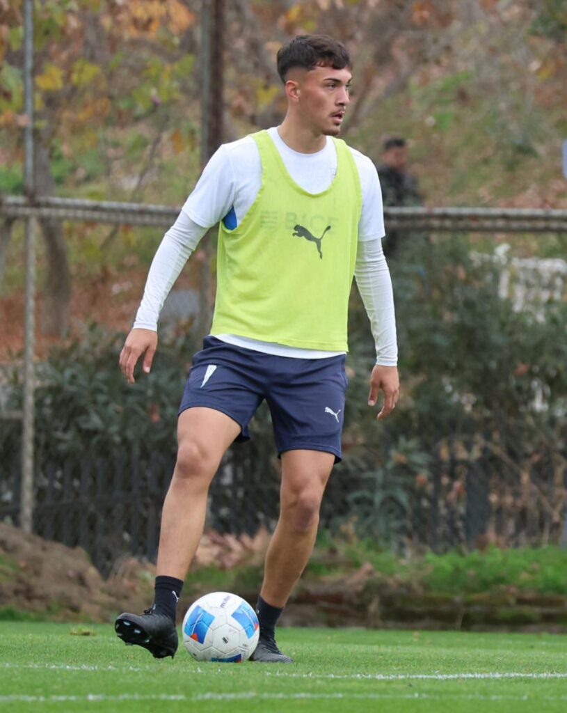 Nicolás Cisternas entrenando con el primer equipo de Universidad Católica.