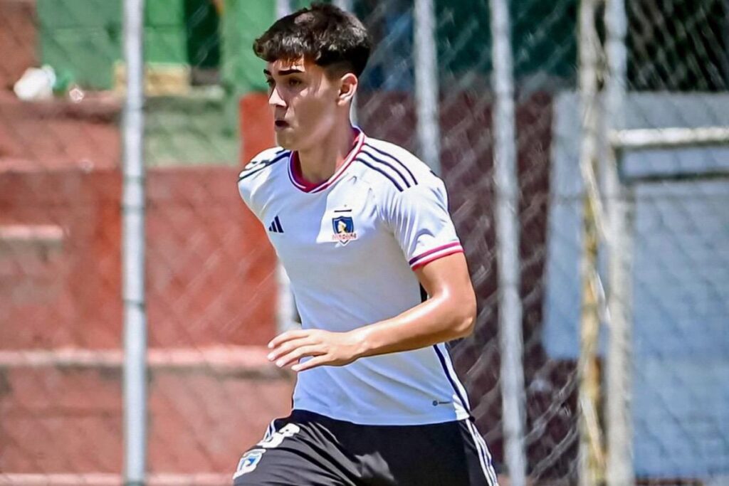 Nicolás Cisternas con la camiseta de Colo-Colo.