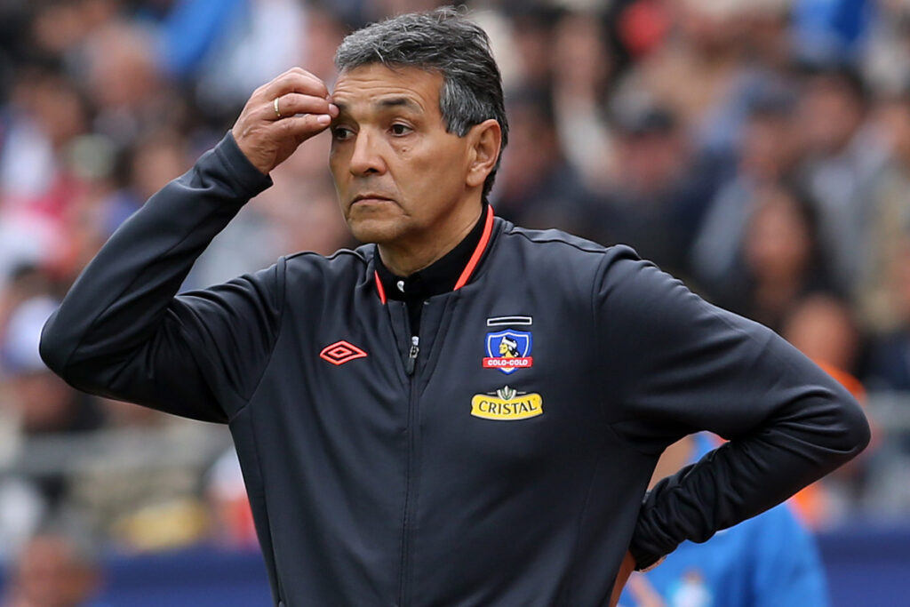 Gustavo Benítez con cara de preocupación vistiendo indumentaria de Colo-Colo.
