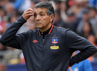 Gustavo Benítez con cara de preocupación vistiendo indumentaria de Colo-Colo.