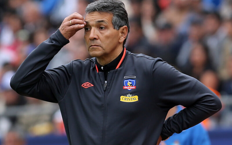 Gustavo Benítez con cara de preocupación vistiendo indumentaria de Colo-Colo.