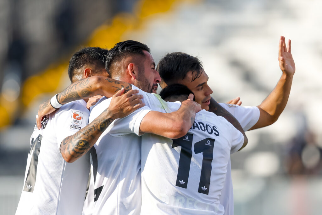 Jugadores de Colo-Colo festejando un gol.