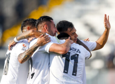Jugadores de Colo-Colo festejando un gol.