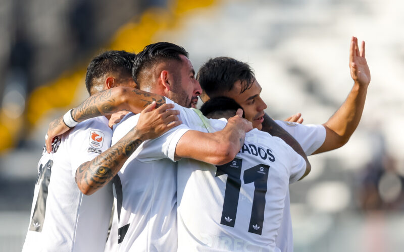 Jugadores de Colo-Colo festejando un gol.