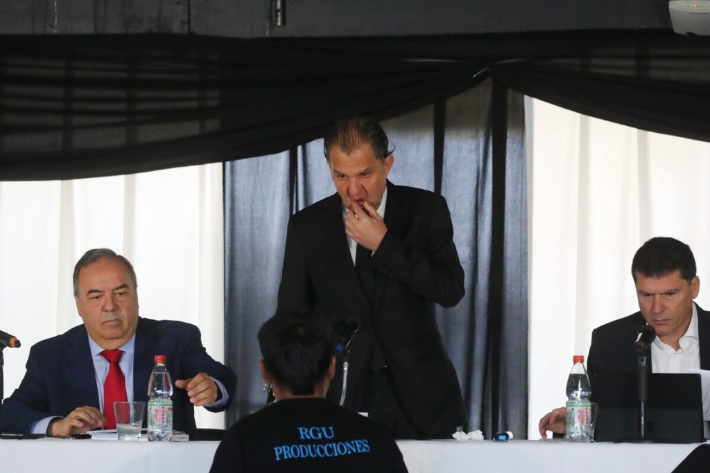 Mosa en la junta de accionistas.