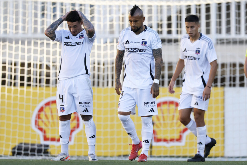 Jugadores de Colo-Colo lamentándose durante un partido.