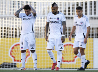 Jugadores de Colo-Colo lamentándose durante un partido.