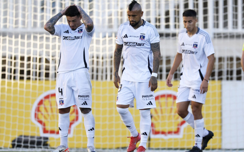Jugadores de Colo-Colo lamentándose durante un partido.