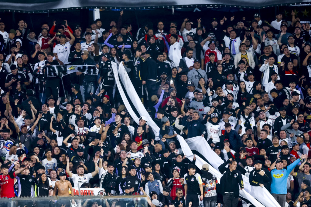 Futbol, Colo Colo vs Nublense Fecha 11, Liga de Primera 2025. Los hinchas de Colo Colo, son fotografiados durante el partido de primera division disputado en el Estadio Monumental Davis Arellano, en Santiago de Chile. 19/05/2025 Pepe Alvujar/Photosport Football, Colo Colo vs Nublense 11th turn, Division League 2025. Colo Colo’s fans are pictured during the first division match at the Monumental Davis Arellano Stadium, in Santiago, Chile. 19/05/2025 Pepe Alvujar/Photosport