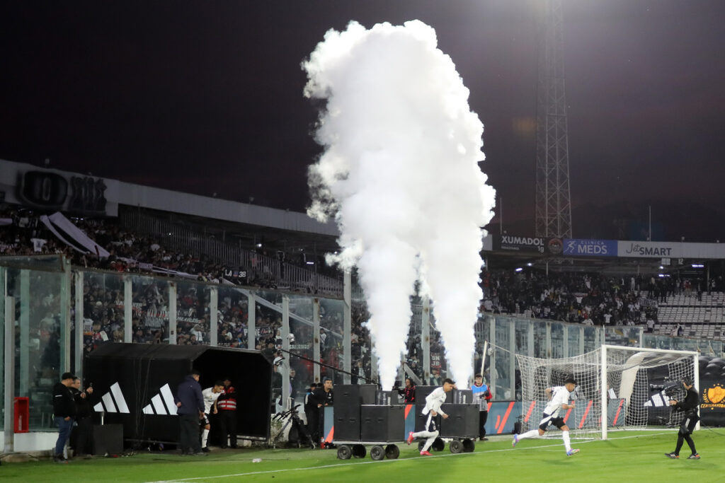 Jugadores de Colo-Colo saliendo a la cancha del Estadio Monumental.