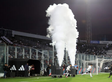 Jugadores de Colo-Colo saliendo a la cancha del Estadio Monumental.