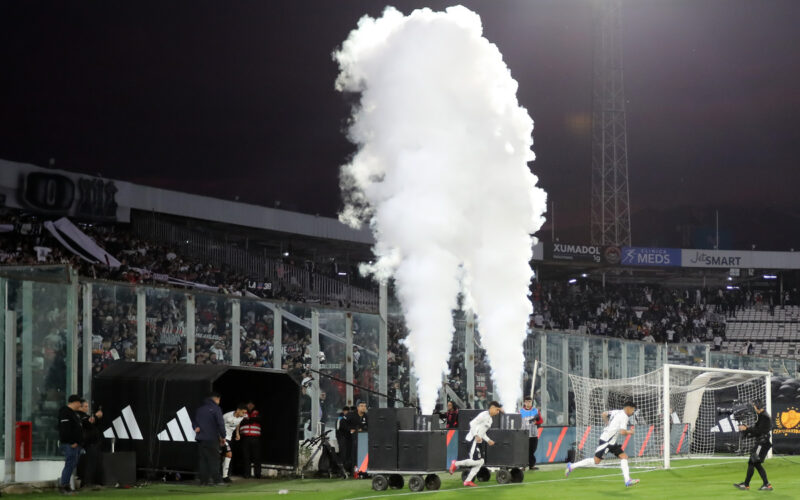 Jugadores de Colo-Colo saliendo a la cancha del Estadio Monumental.