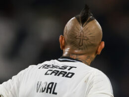 Arturo Vidal durante un partido de Colo-Colo.