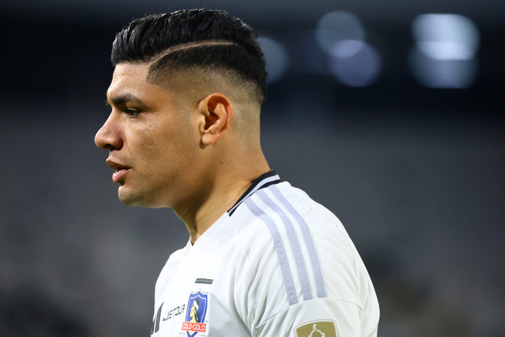 Futbol, Colo Colo vs Atletico Bucaramanga. Fase de grupos, Copa Libertadores 2025. El jugador de Colo Colo Claudio Aquino es fotografiado durante el partido de copa libertadores por el grupo E contra Atletico Bucaramanga disputado en el estadio Monumental en Santiago, Chile. 29/05/2025 Jonnathan Oyarzun/Photosport Football, Colo Colo vs Atletico Bucaramanga. Group stage, Copa Libertadores 2025. Colo Colo’s player Claudio Aquino is pictured during the copa libertadores match for group E against Atletico Bucaramanga at the Monumental stadium in Santiago, Chile. 29/05/2025 Jonnathan Oyarzun/Photosport