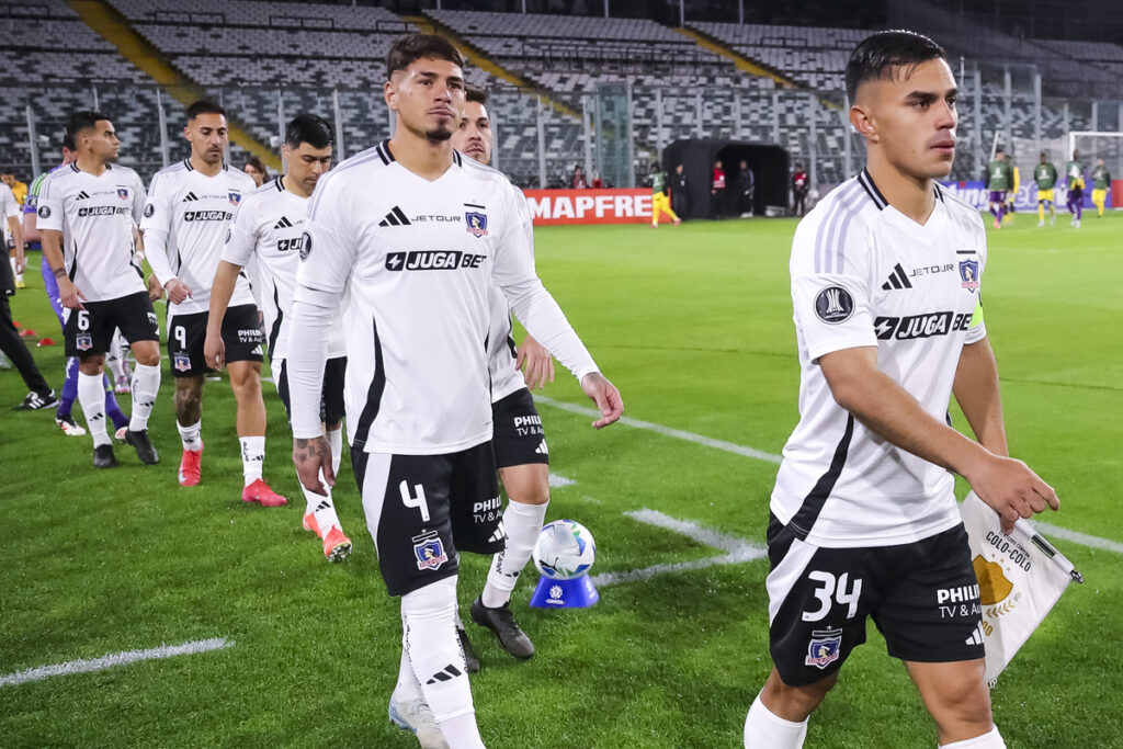 Jugadores de Colo-Colo entrando a la cancha del Estadio Monumental.