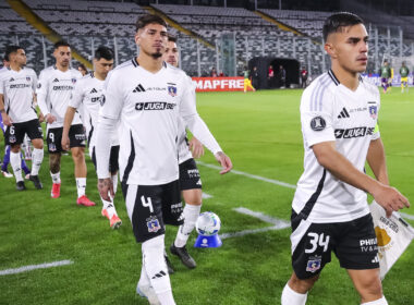 Jugadores de Colo-Colo entrando a la cancha del Estadio Monumental.