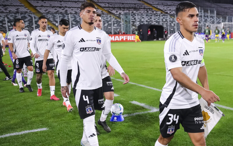 Jugadores de Colo-Colo entrando a la cancha del Estadio Monumental.