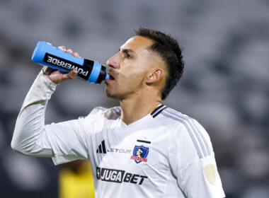 Javier Correa refrescándose durante un partido de Colo-Colo.