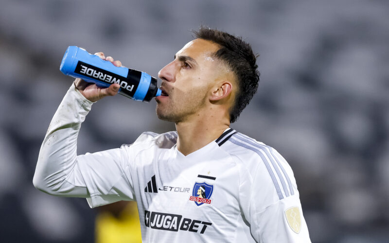 Javier Correa refrescándose durante un partido de Colo-Colo.