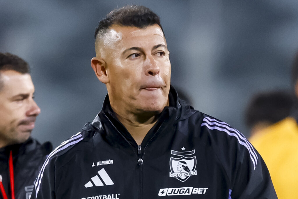 Primer plano de Jorge Almirón vistiendo indumentaria de Colo-Colo.
