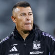 Primer plano de Jorge Almirón vistiendo indumentaria de Colo-Colo.