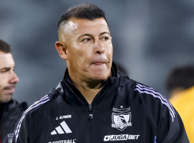 Primer plano de Jorge Almirón vistiendo indumentaria de Colo-Colo.