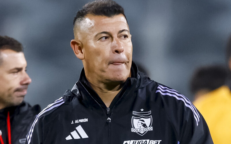 Primer plano de Jorge Almirón vistiendo indumentaria de Colo-Colo.